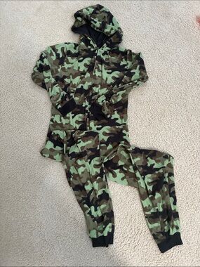 Kids Camo Hooded Pajama Set - Green Camouflage sz unknown see measurements